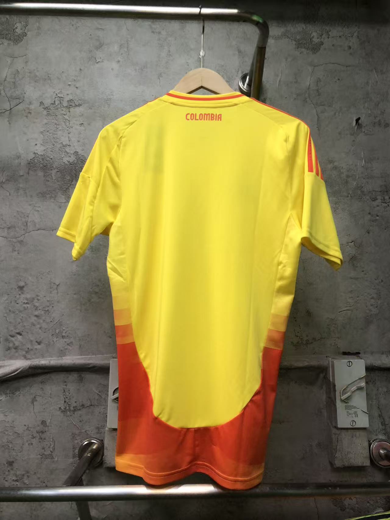 Adidas 2024哥倫比亞主場球迷版球衣